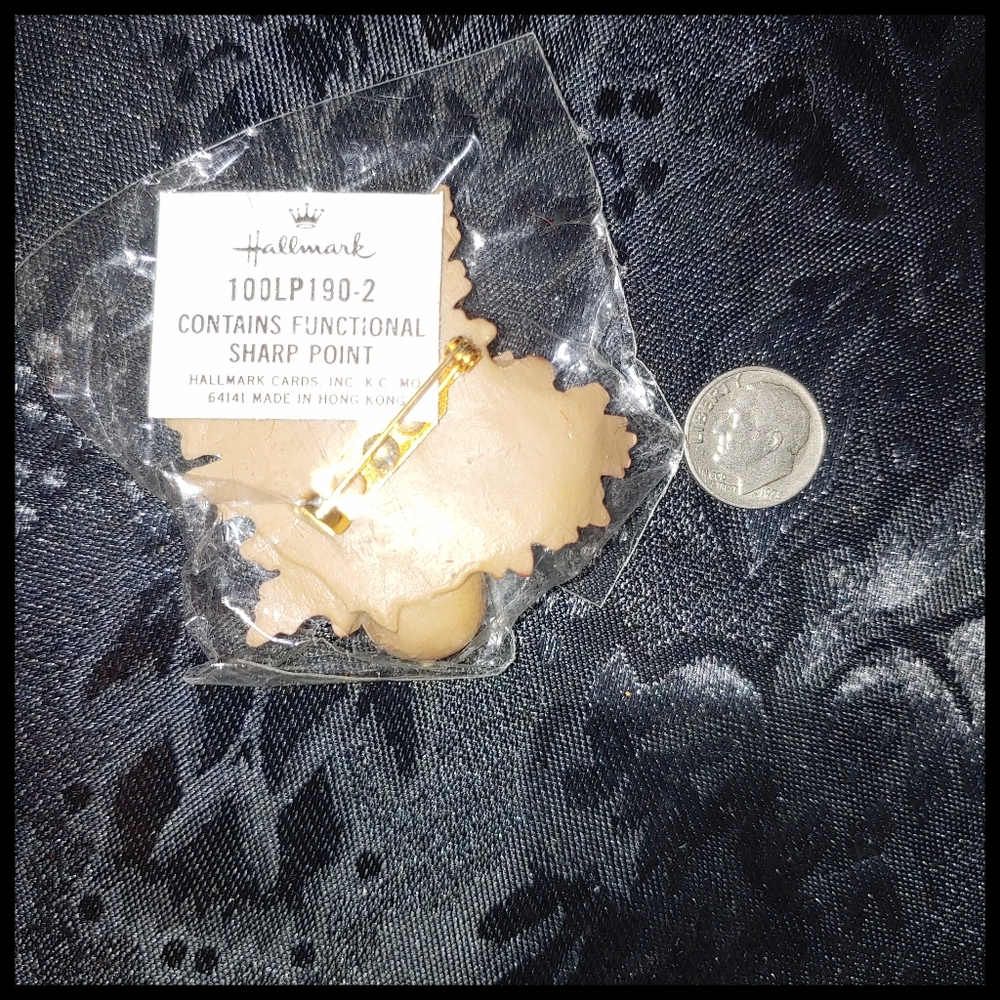Vintage Hallmark Oak Leaves and Acorn Autumn Pin 100LP190-2 - Picture 2 of 2